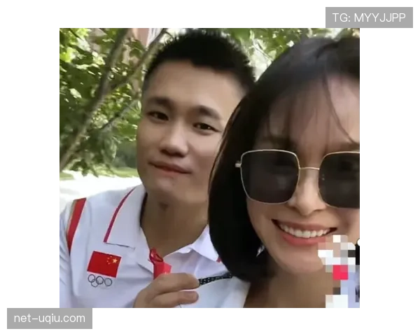 吕小军摆个桌面，我的存款都赶不上他一个杯子的价格